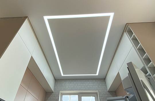 Теневой натяжной потолок со световыми линиями на кухне