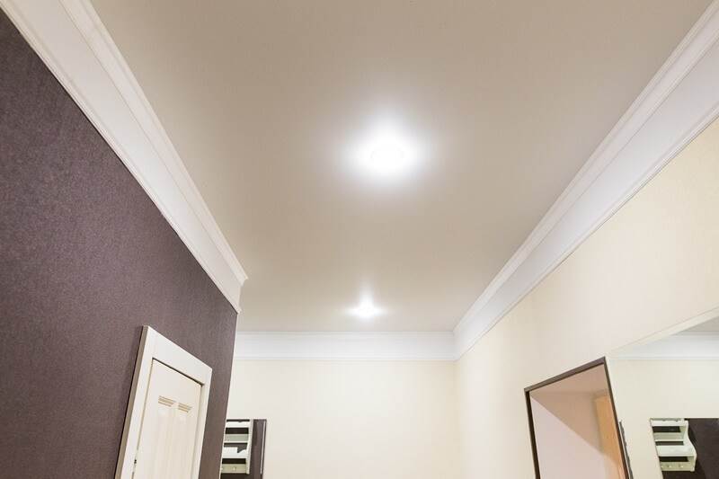 Белый матовый потолок со встроенными светильниками в Лиде