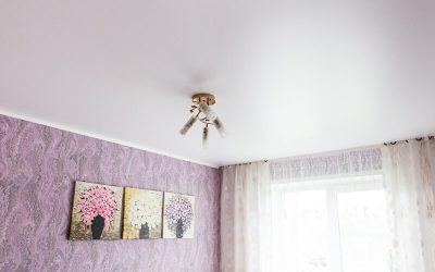 Белый сатиновый натяжной потолок в спальне