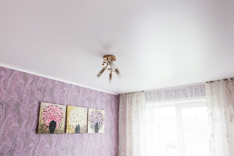 Белый сатиновый натяжной потолок в спальне