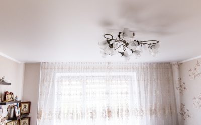 Белый сатиновый потолок в спальне с люстрой в Могилёве