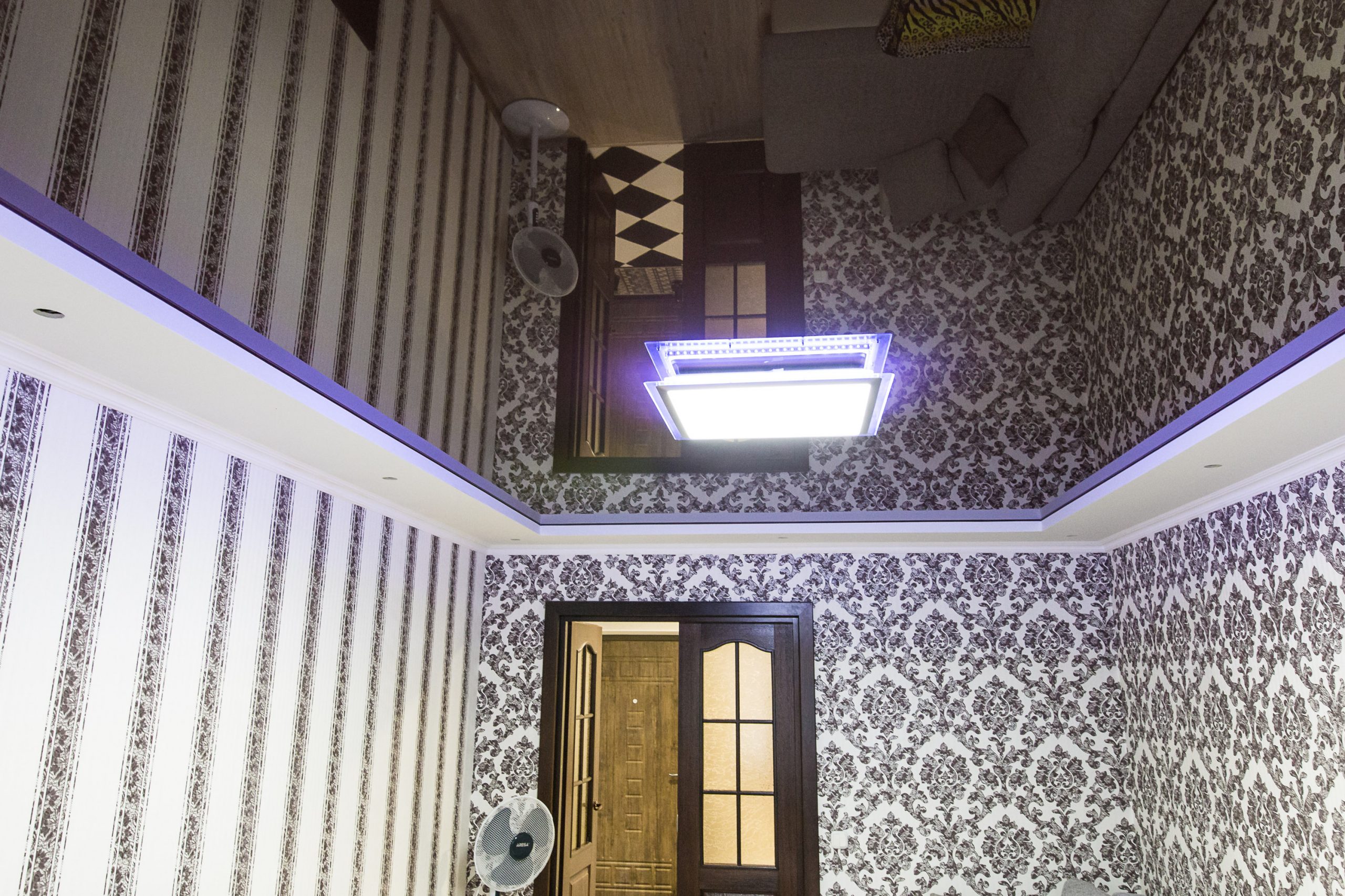 Двухуровневый черный глянцевый натяжной потолок в гостиной (2)