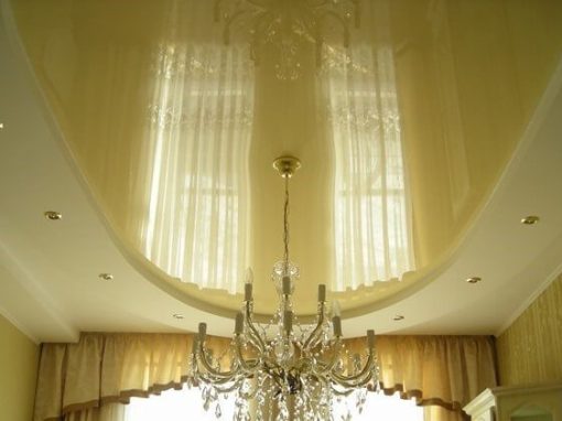 Двухуровневый глянцевый потолок кремового цвета