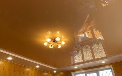 Двухуровневый глянцевый потолок в гостиной (2)
