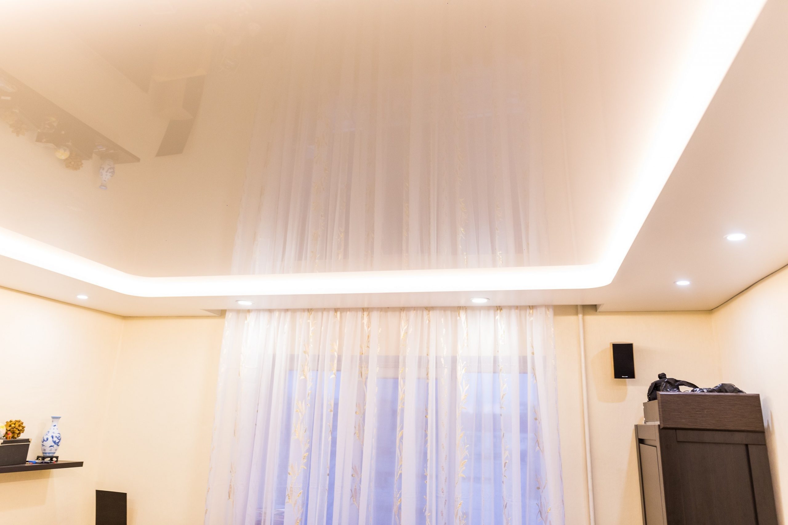Двухуровневый натяжной потолок с подсветкой (3)