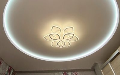 Двухуровневый натяжной потолок с подсветкой и люстрой в квартире (3)