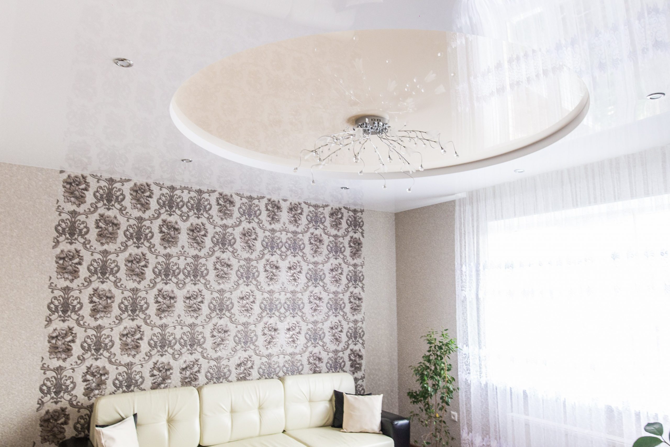 Двухуровневый натяжной потолок в гостиной с люстрой (3)