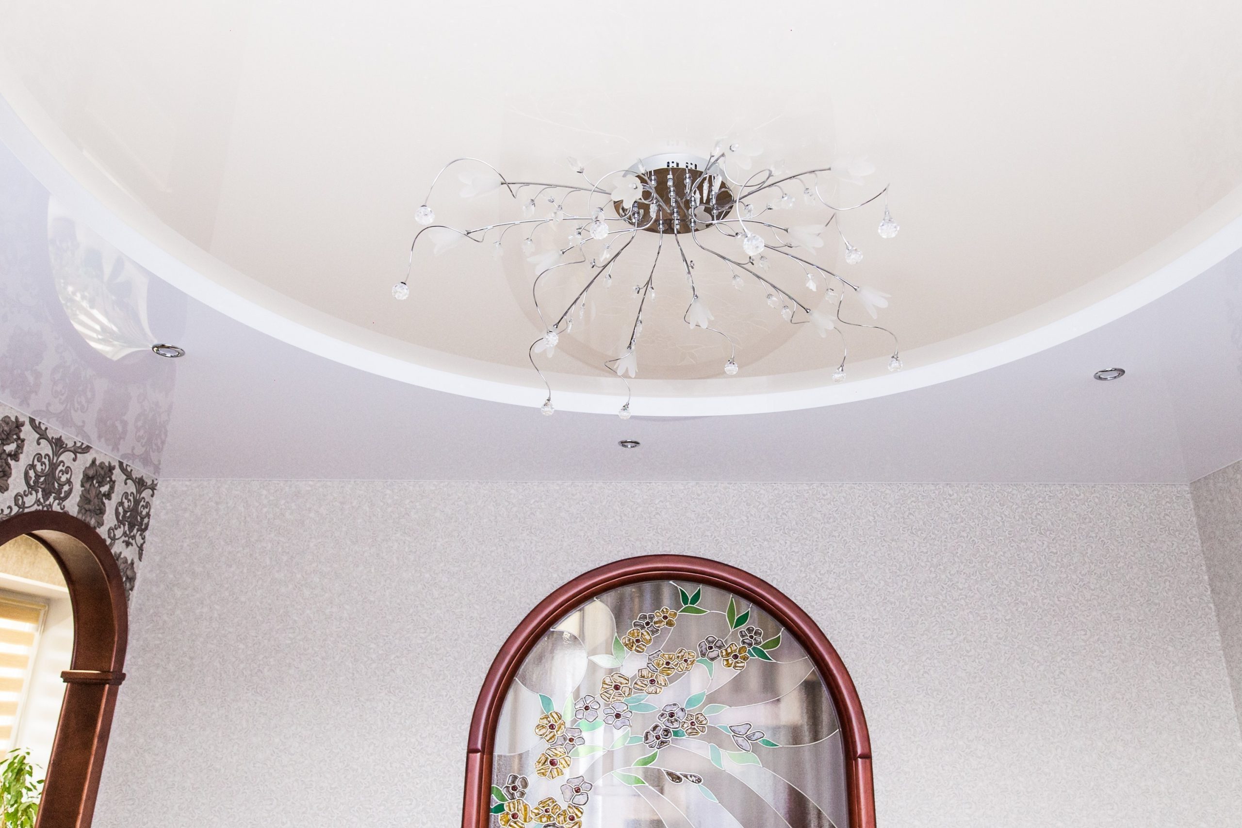 Двухуровневый натяжной потолок в гостиной с люстрой (3)