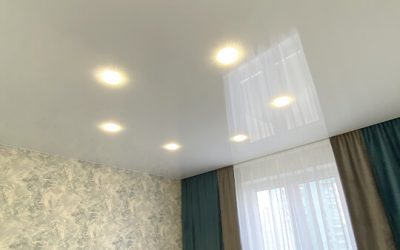 Глянцевый натяжной потолок со светильниками в зале (3)