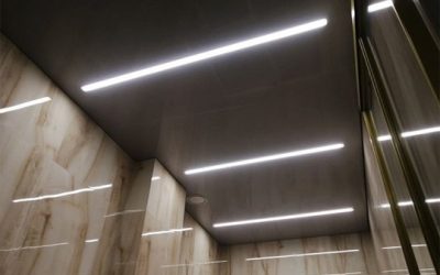 Глянцевый натяжной потолок со световыми линиями в коридоре 3