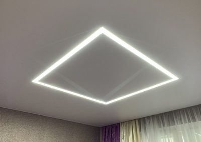 Глянцевый натяжной потолок со световыми линиями в спальне