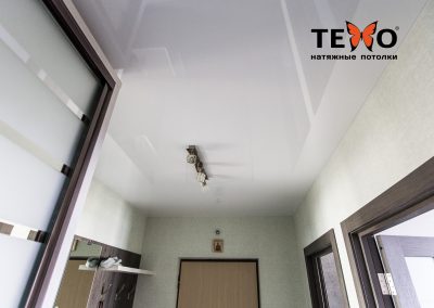 Глянцевый натяжной потолок в прихожей в Гродно