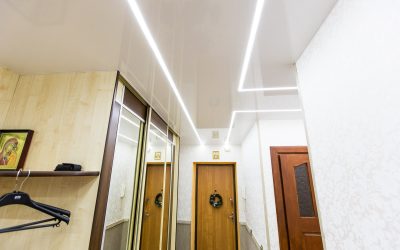 Глянцевый потолок в коридоре в Минске с линиями 2