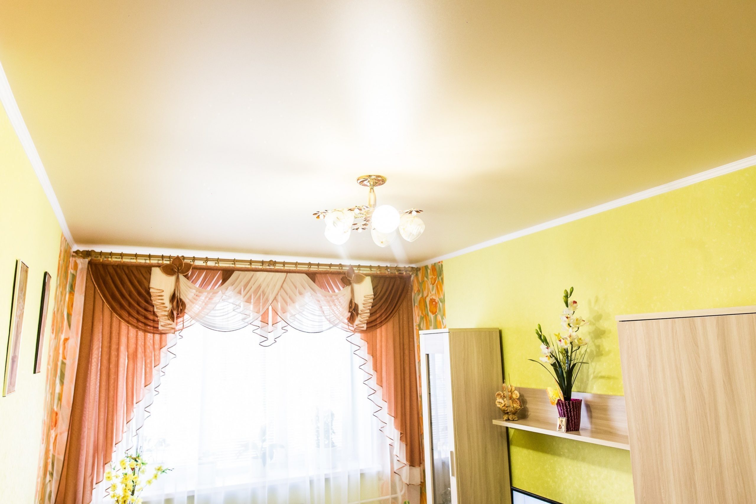 Классический сатиновый натяжной потолок в гостиной (3)