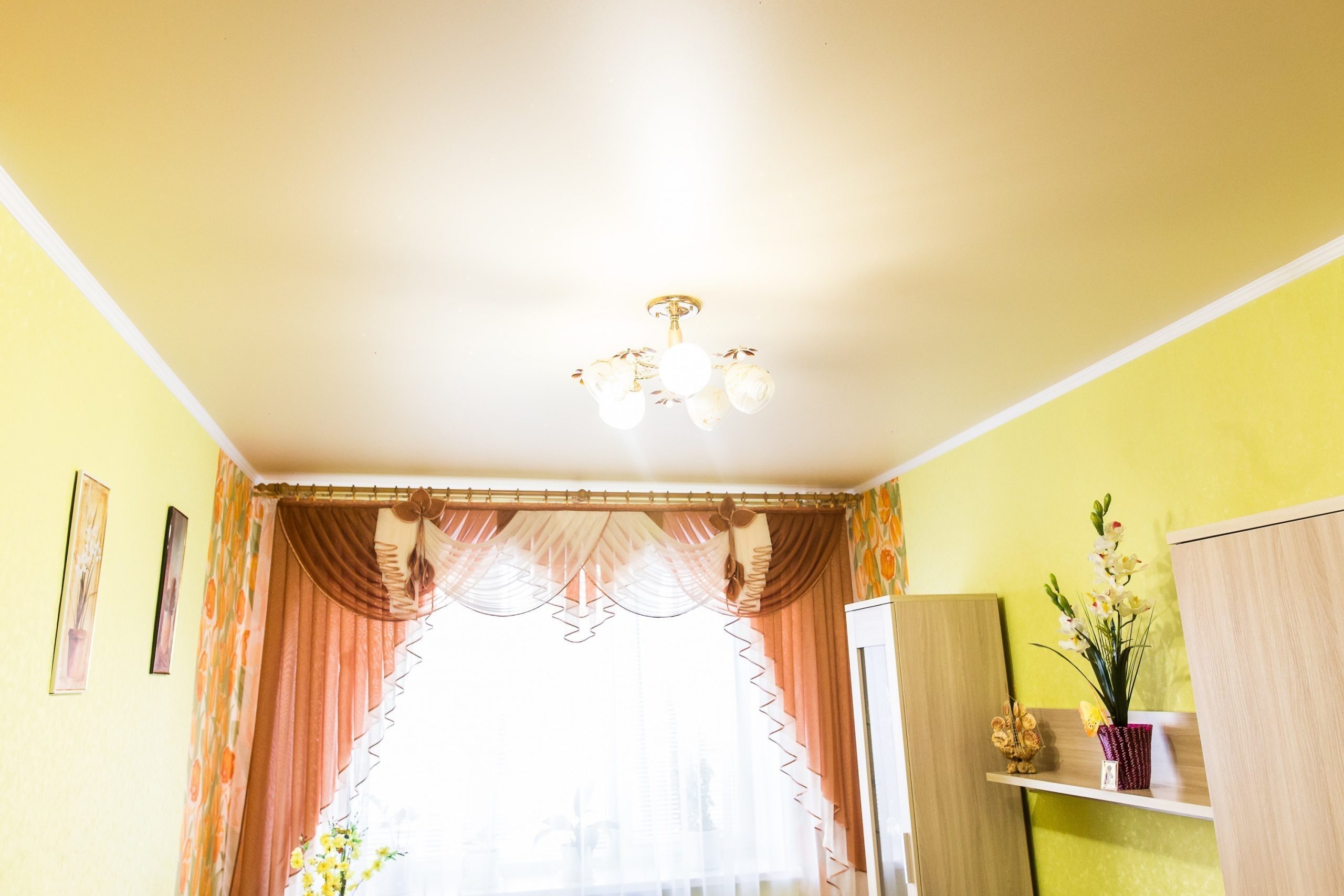 Классический сатиновый натяжной потолок в гостиной (3)