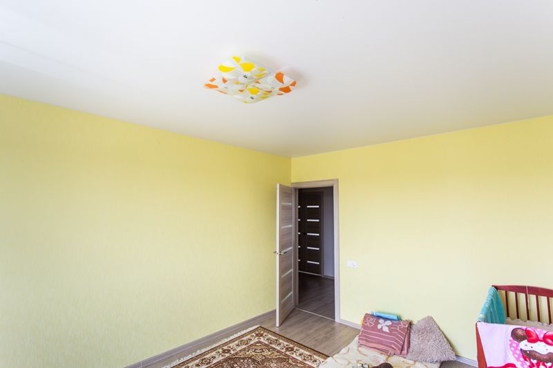 Классический сатиновый потолок в детской