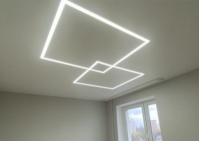 Матовый натяжной потолок со световыми линиями в спальне