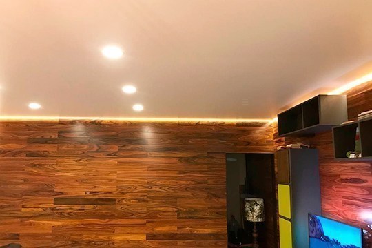 Матовый натяжной потолок в квартире-студии (3)