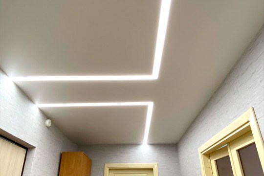 Матовый потолок со световыми линиями в прихожей 4