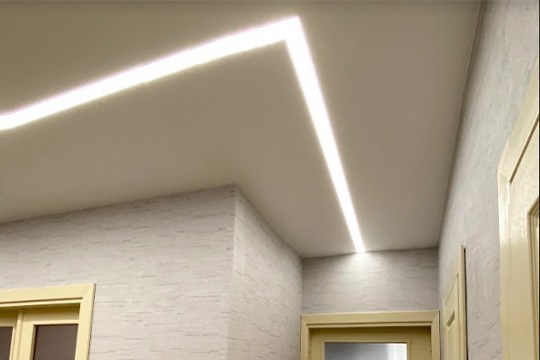Матовый потолок со световыми линиями в прихожей 4