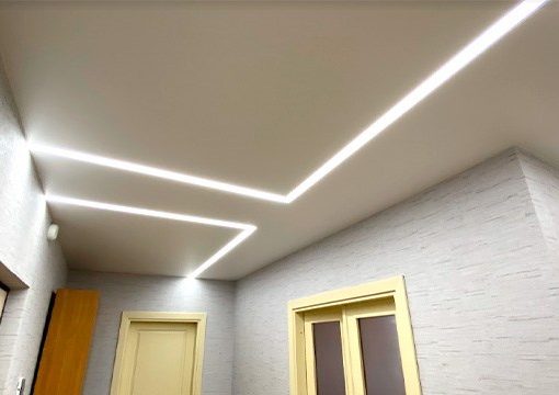 Матовый потолок со световыми линиями в прихожей 4