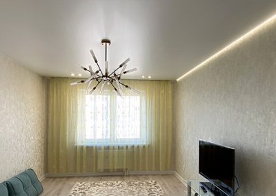 Натяжной потолок с контурной подсветкой и спотами в зале