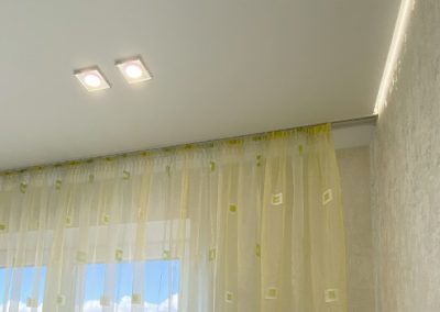 Натяжной потолок с контурной подсветкой и спотами в зале