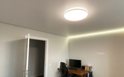 Натяжной потолок с подсветкой в спальне (1)