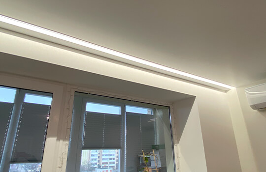 Натяжной потолок с подсветкой в спальне (1)