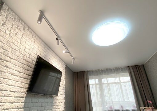 Натяжной потолок с трековым освещением в гостиной (2)