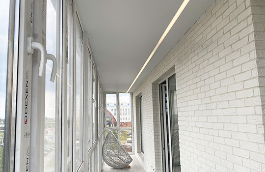 Натяжной потолок со световой линией на балконе (2)
