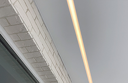 Натяжной потолок со световой линией на балконе (2)