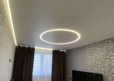 Натяжной потолок со световым кольцом в спальне