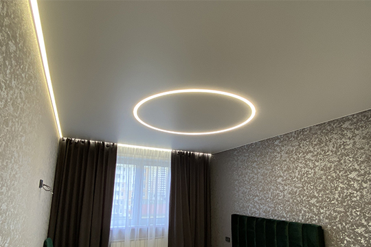 Натяжной потолок со световым кольцом в спальне (3)