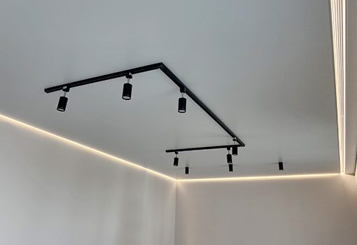 Парящий натяжной потолок с трековой-системой в гостиной (3)