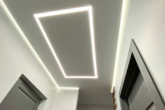 Парящий натяжной потолок со световыми линиями в коридоре 4