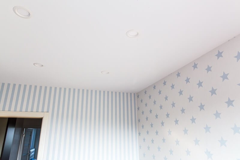Простое и надежное решение для дизайна потолка в спальне от Техо