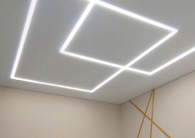 Световые линии на натяжном потолке в спальне