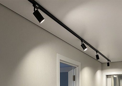 Трековое освещение на натяжном потолке в прихожей 4