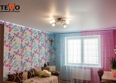 Белый сатиновый натяжной потолок в детской