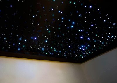 Звездное небо LedStar на глянцевом натяжном потолке в детской комнате