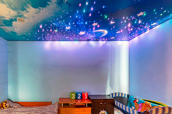 Звездное небо LedStar на матовом натяжном потолке с фотопечатью в детской