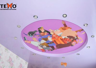 Двухуровневый глянцевый натяжной потолок с фотопечатью в детской комнате