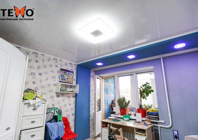 Белый глянцевый натяжной потолок в детской
