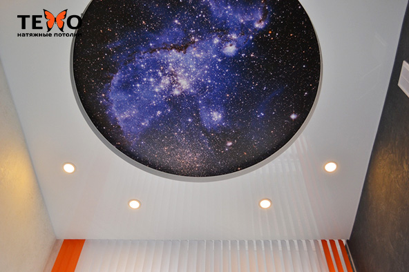Двухуровневый натяжной потолок с фотопечатью «Звездное небо» в офисе
