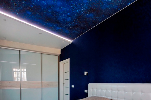 Звездное небо на глянцевом натяжном потолке в спальне