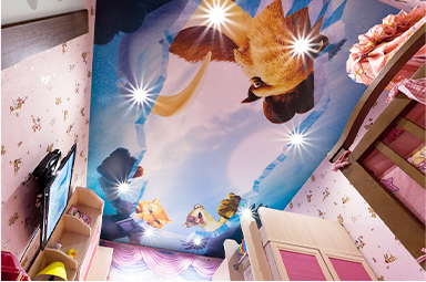 Фотопечать на матовом натяжном потолке с точечными светильниками в детской комнате
