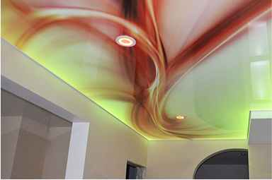Фотопечать на гланцевом натяжном потолке с подсветкой в коридоре