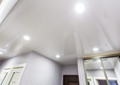 Глянцевый натяжной потолок в прихожей