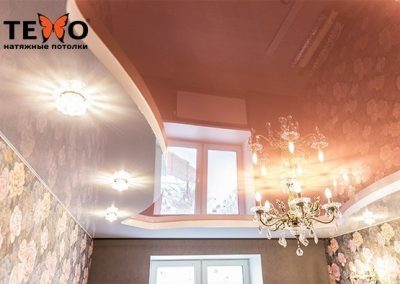 Двухуровневый натяжной потолок в гостиной